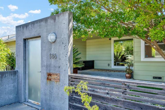 186 S Seymour St, Napa, CA 94559