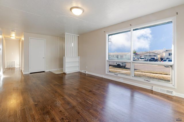 4586 WENTWORTH DR, Rapid City, SD 57702