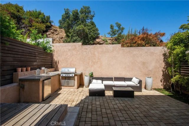 6749 W Gill, Los Angeles, CA 90068