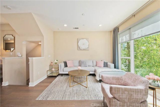 6749 W Gill, Los Angeles, CA 90068