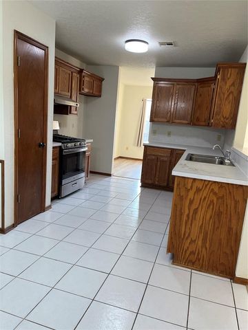 317 S Chanda Lane, Mustang, OK 73064