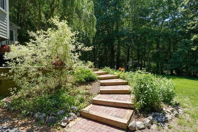 11 Chickadee Dr, Norfolk, MA 02056