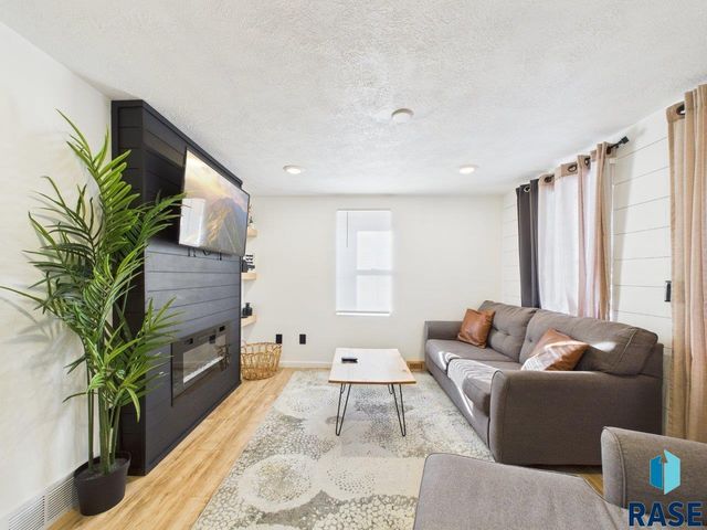 404 S Highland Ave Avenue, Sioux Falls, SD 57103