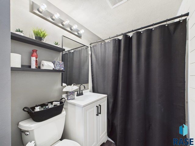 404 S Highland Ave Avenue, Sioux Falls, SD 57103