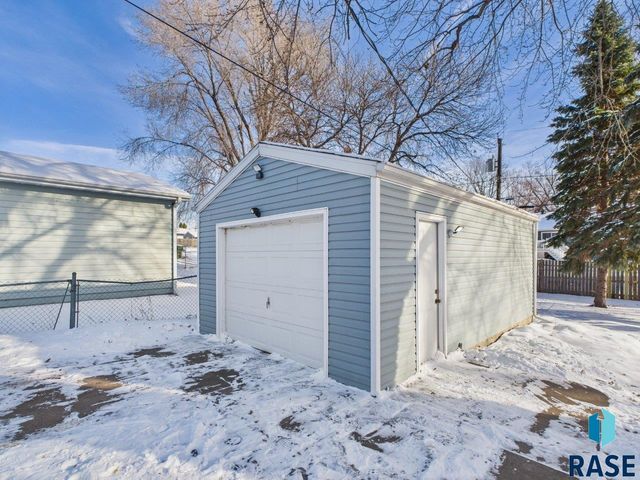 404 S Highland Ave Avenue, Sioux Falls, SD 57103