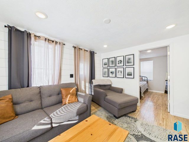 404 S Highland Ave Avenue, Sioux Falls, SD 57103