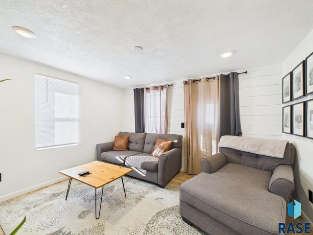 404 S Highland Ave Avenue, Sioux Falls, SD 57103