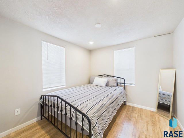 404 S Highland Ave Avenue, Sioux Falls, SD 57103