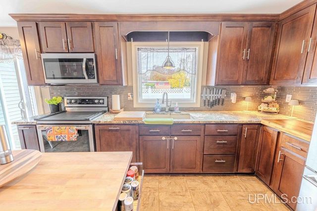 1608 S 17 Avenue, Escanaba, MI 49829