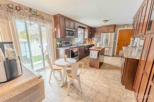 1608 S 17 Avenue, Escanaba, MI 49829