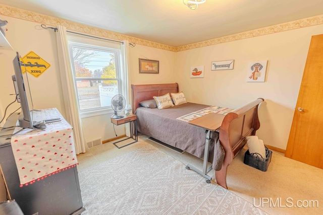 1608 S 17 Avenue, Escanaba, MI 49829