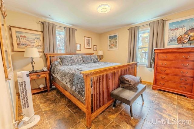 1608 S 17 Avenue, Escanaba, MI 49829