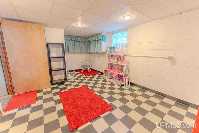 1608 S 17 Avenue, Escanaba, MI 49829