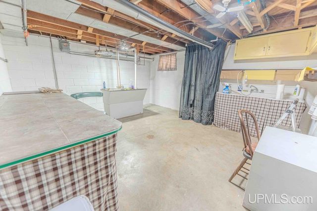 1608 S 17 Avenue, Escanaba, MI 49829