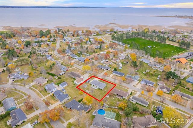 1608 S 17 Avenue, Escanaba, MI 49829