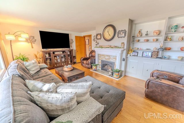 1608 S 17 Avenue, Escanaba, MI 49829