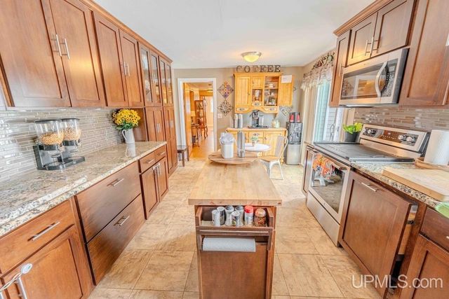 1608 S 17 Avenue, Escanaba, MI 49829