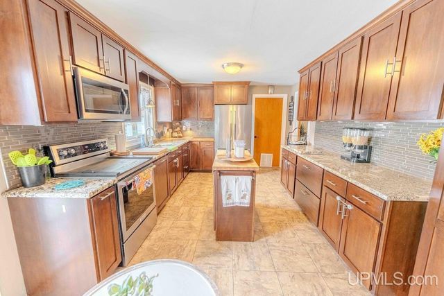 1608 S 17 Avenue, Escanaba, MI 49829