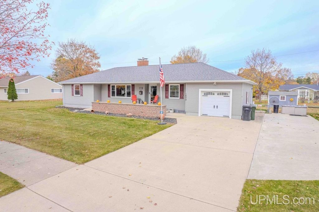 1608 S 17 Avenue, Escanaba, MI 49829