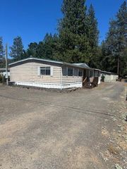 62 Erickson Avenue A-B, Shady Cove, OR 97539