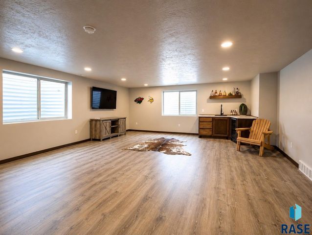 237 Plainside Ave Avenue, Harrisburg, SD 57032