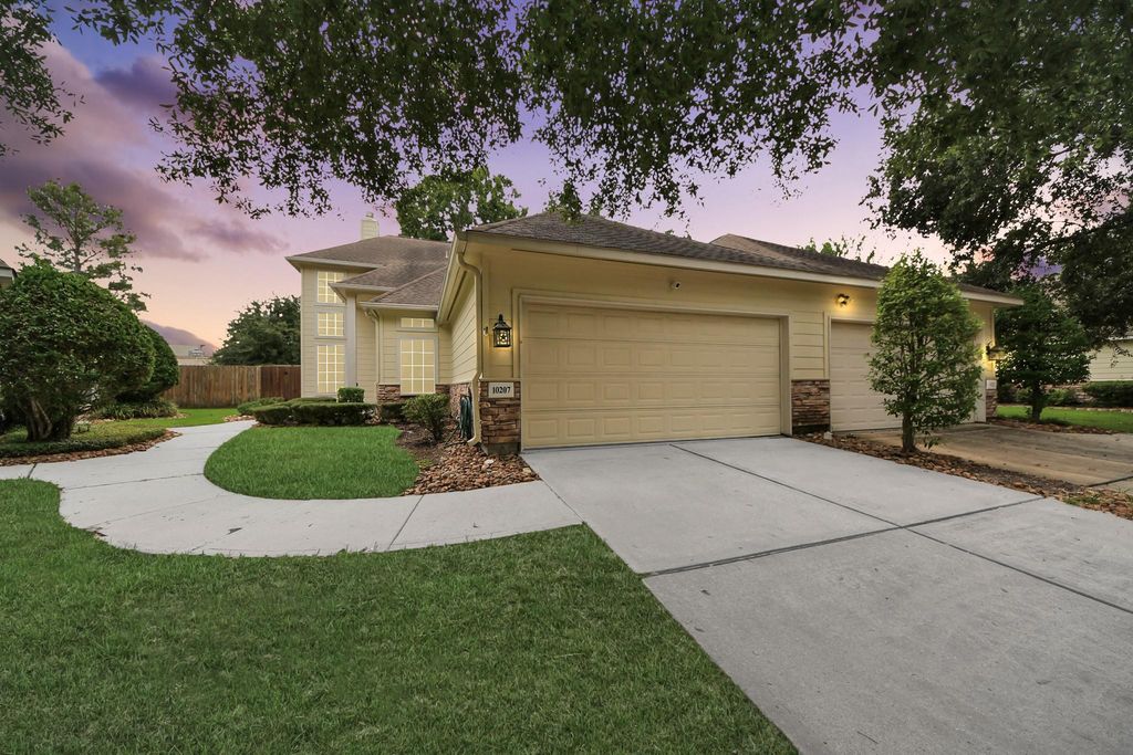 10207 Thornleaf Lane, Houston, TX 77070