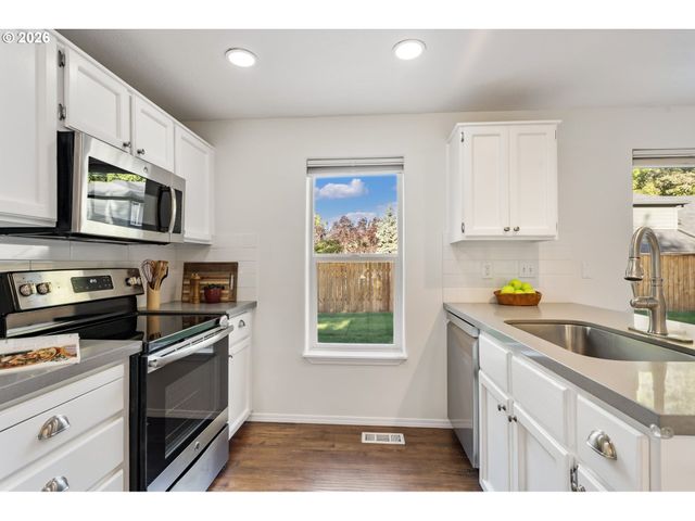 8885 Sw 76TH Pl, Portland, OR 97223