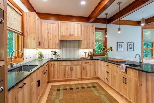 100 Larkspur Dr, Amherst, MA 01002