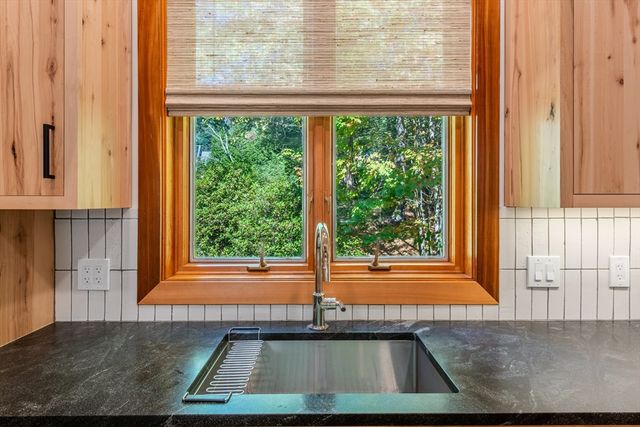 100 Larkspur Dr, Amherst, MA 01002