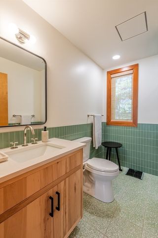 100 Larkspur Dr, Amherst, MA 01002