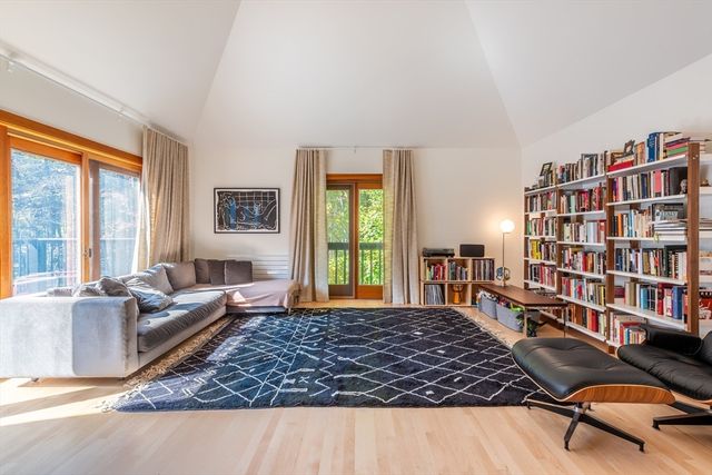 100 Larkspur Dr, Amherst, MA 01002