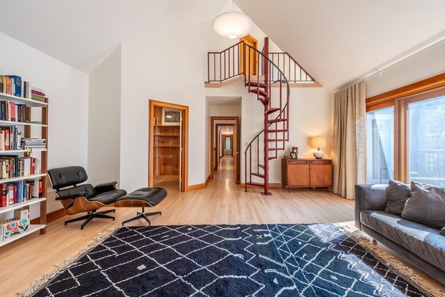 100 Larkspur Dr, Amherst, MA 01002