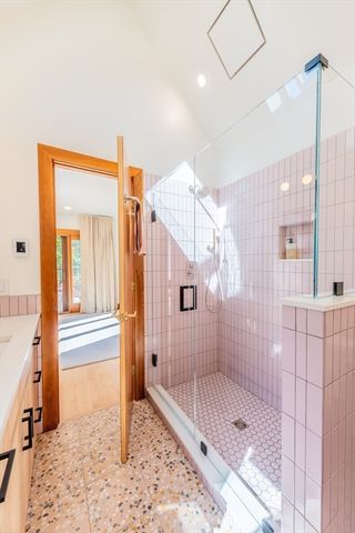 100 Larkspur Dr, Amherst, MA 01002