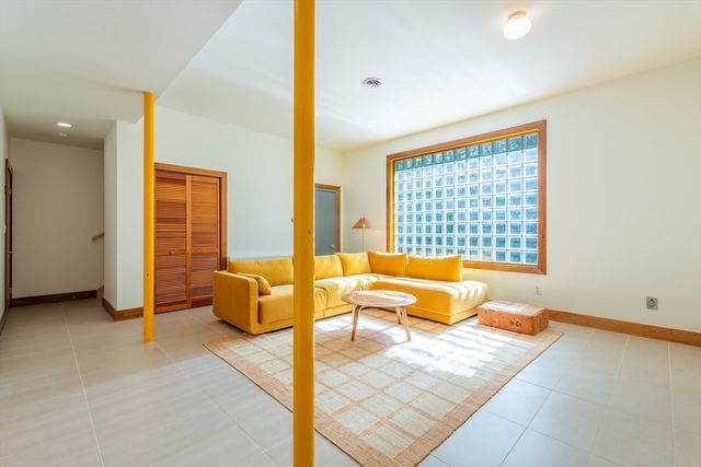 100 Larkspur Dr, Amherst, MA 01002