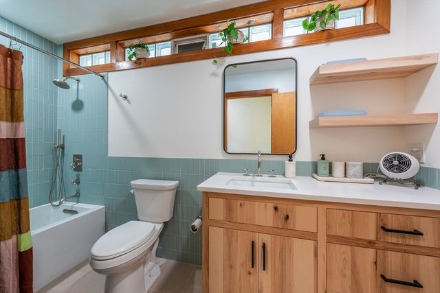 100 Larkspur Dr, Amherst, MA 01002