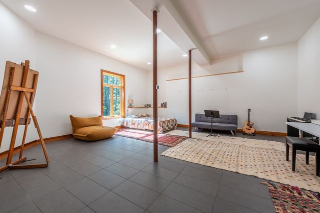 100 Larkspur Dr, Amherst, MA 01002