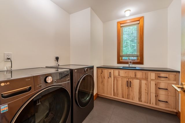 100 Larkspur Dr, Amherst, MA 01002