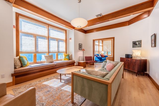 100 Larkspur Dr, Amherst, MA 01002