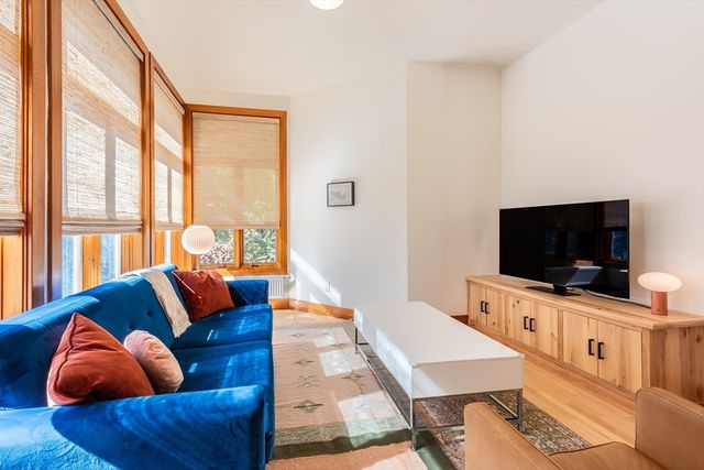 100 Larkspur Dr, Amherst, MA 01002