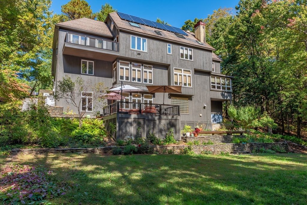 100 Larkspur Dr, Amherst, MA 01002