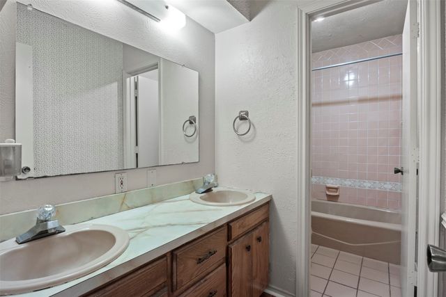 500 Sunflower Street, Red Oak, TX 75154