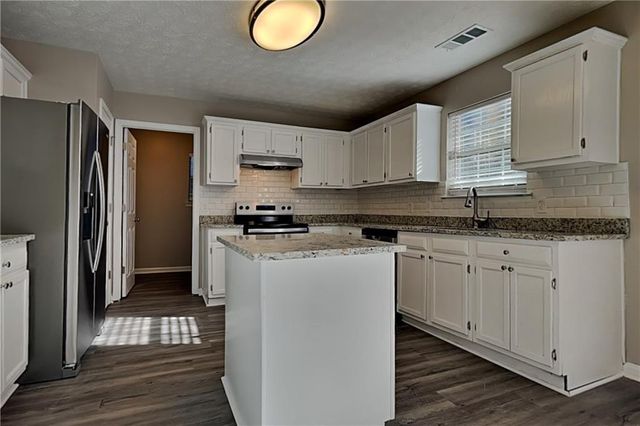 5260 Harbins Point NW Lane, Lilburn, GA 30047