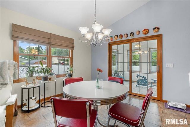 228 Manor Hill Drive, Chatham, IL 62629