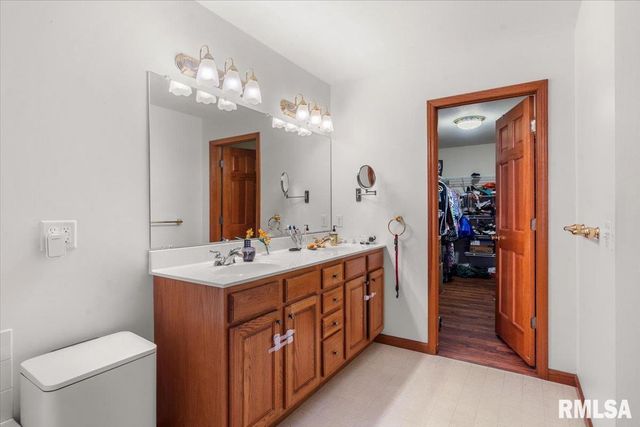 228 Manor Hill Drive, Chatham, IL 62629