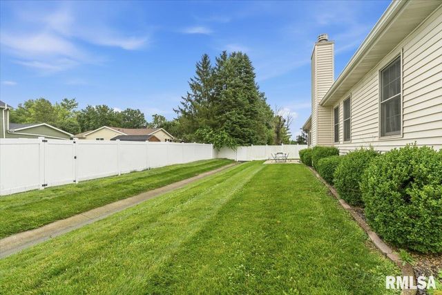 228 Manor Hill Drive, Chatham, IL 62629