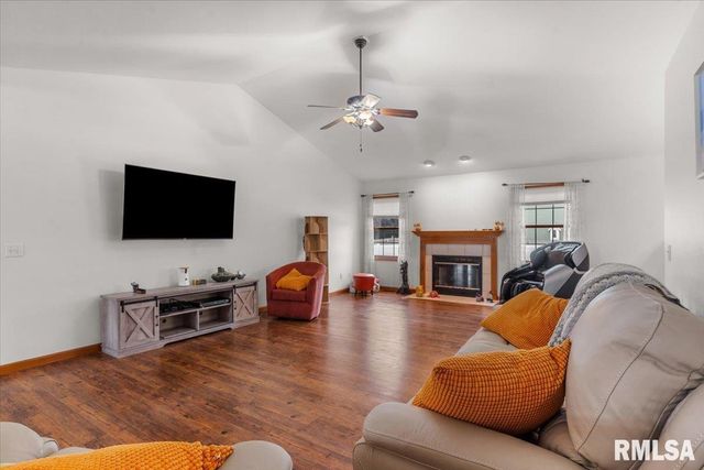 228 Manor Hill Drive, Chatham, IL 62629