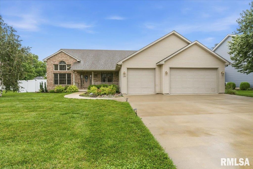 228 Manor Hill Drive, Chatham, IL 62629