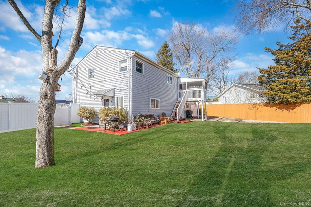 27 Trader Lane, Brentwood, NY 11717