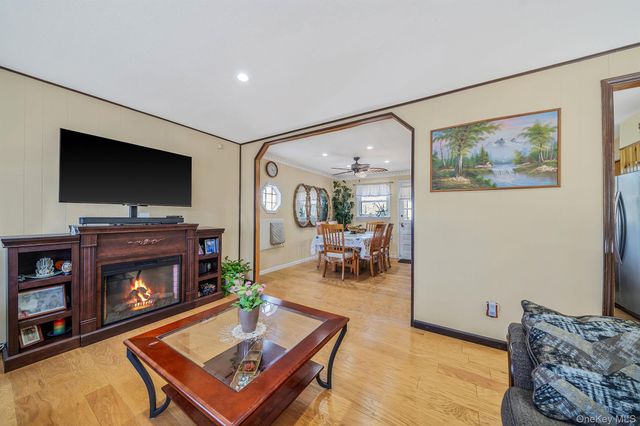 27 Trader Lane, Brentwood, NY 11717