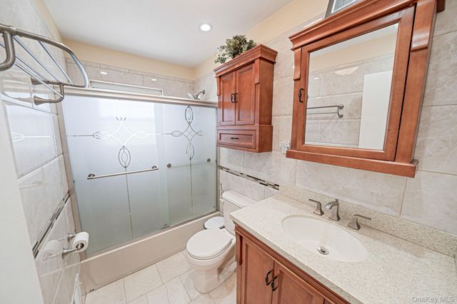 27 Trader Lane, Brentwood, NY 11717